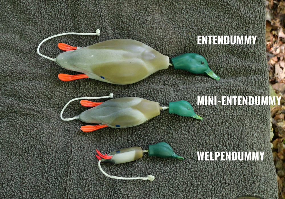 Drei Entendummies im Vergleich - unten der kleinste für Welpen, darüber der mittlere, oben der große (normale Größe