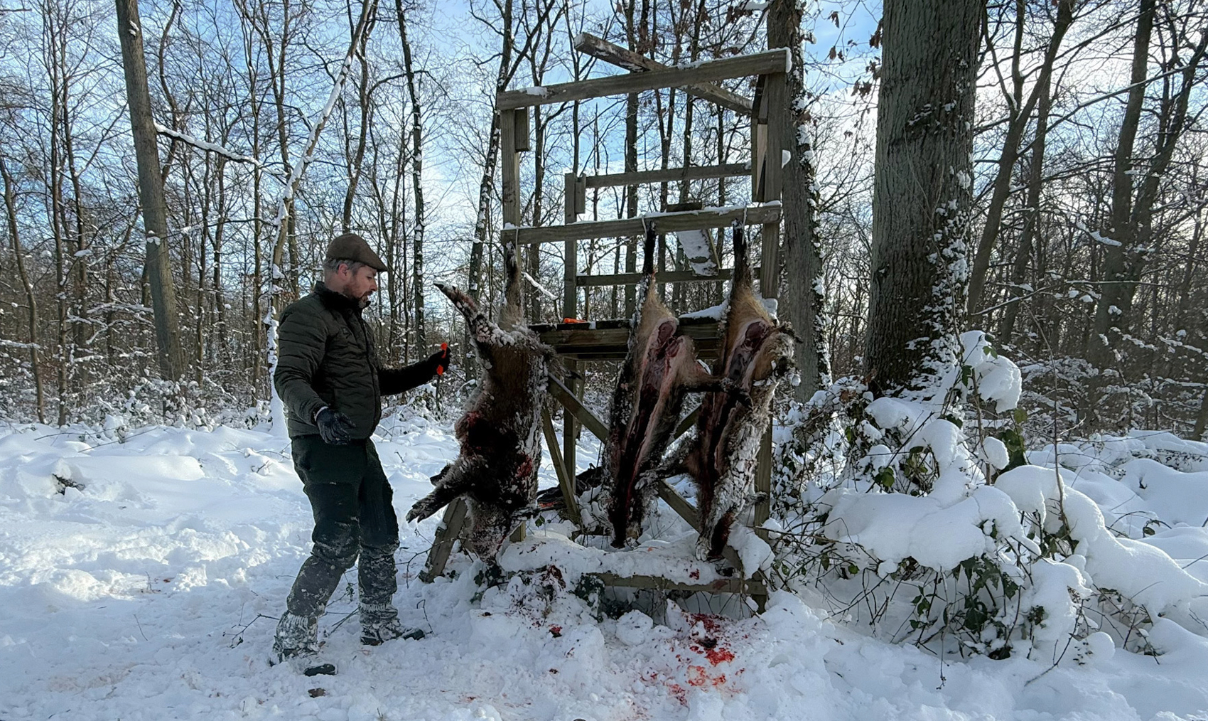 Alexander Busch mit Heizjacke beim Aufbrechen in stark eingeschneiter Winterlandschaft