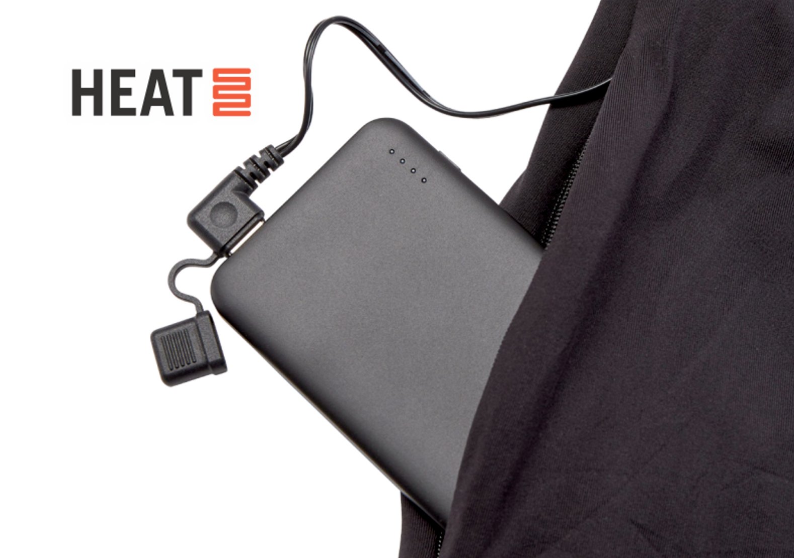 Eine Deerhunter-Powerbank ist per USB-Kabel an einen Heizkleidungsartikel angeschlossen.