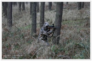 Jäger mit guter Tarnung im Anschlag auf ein Stück Wild