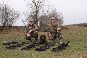 Jäger in Tarnanzügen mit Krähenstrecke