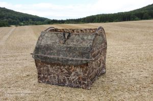 Ameristep Hayhouse Blind in Max-4 ® auf einem Stoppelacker