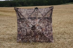 Fertig aufgestellter Ameristep Field Hunter Blind auf Stoppelacker