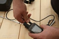 Jäger schraubt die Zusatzantenne des Garmin Astro 220 fest