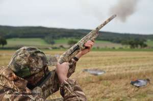 Gänsejäger schiesst mit Benelli SLF