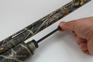Jäger installiert Magazinsperre bei einer ATA Arms Neo 12 Selbstladeflinte