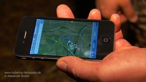 Jäger betrachtet Karte des Jagdgebietes auf seinem IPhone