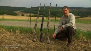 Alexander Busch mit mehreren Selbstladeflinten