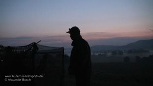 Jäger auf am Tarnstand in der Morgendämmerung