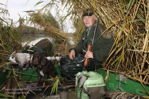 Jäger mit Flinte im Boot