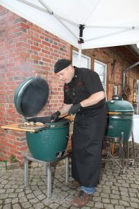 Koch bereitet Krähenbrüste auf dem Grill zu