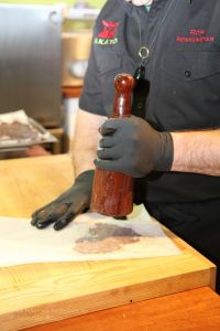 Koch klopft flache Schnitzel
