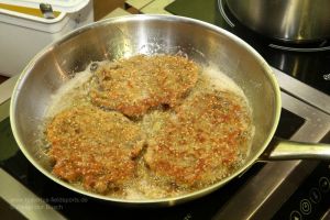 Krähenschnitzel werden in einer Pfanne gebraten