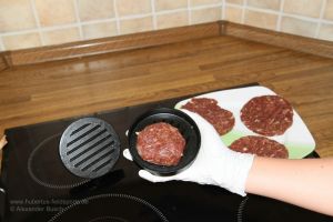 Aus Krähenhackfleisch geformte Burgerpatties