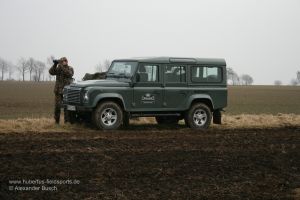 Jäger beobachtet wo die Gänse momentan bevorzugt fressen