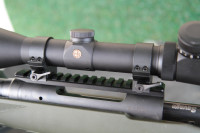 Detailaufnahme der Picatinnyschiene, mit der die Leupold-Optik auf der Savage Hog Hunter montiert ist.