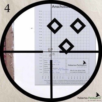 4. Absehen auf Schussgruppe - Zieloptik so weit korrigiert, dass nun die versetzte Schussgruppe im Fadenkreuz liegt