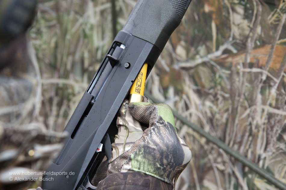 Auch mit Handschuhen lässt sich die Benelli gut laden. Jäger lädt eine Benelli Cordoba 20 mit Patronen