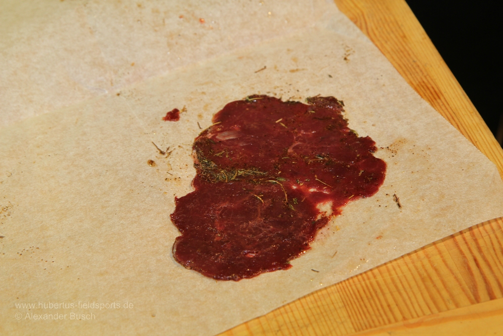 Fertig plattiert und gewürzt muss das Schnitzel nun zunächst noch einige Zeit in den Kühlschrank.