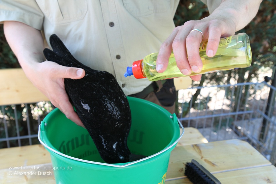 Jäger reinigt eine beflockte Lockkrähe