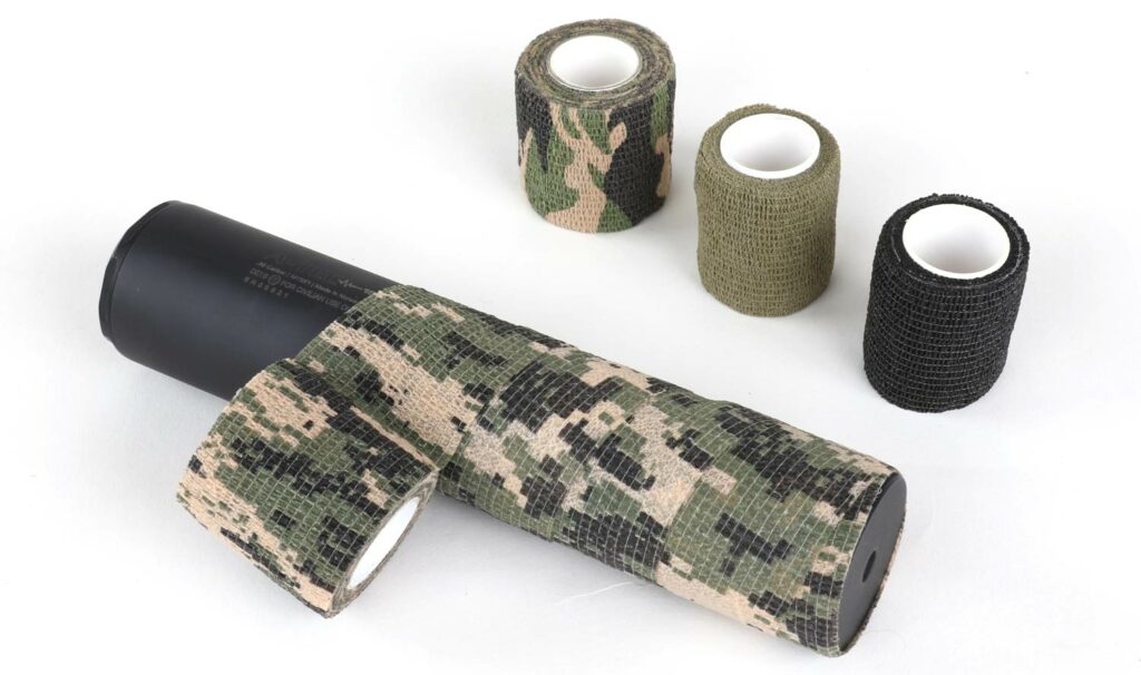 Schalldämpfer mit Caouflage-Tarnband umwickelt.